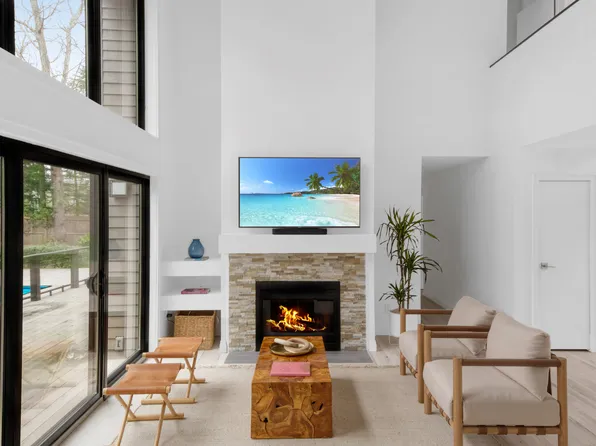 https://photos.zillowstatic.com/fp/fbf7cdeef2f8921b00fb00352ff72f72-p_e.webp