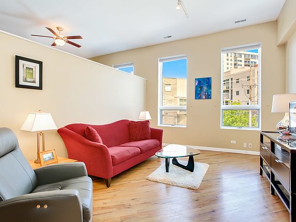 4th image of 689 N Milwaukee Ave APT 2