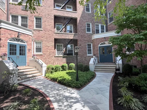 169 Mason St APT 2H, Greenwich, CT 06830