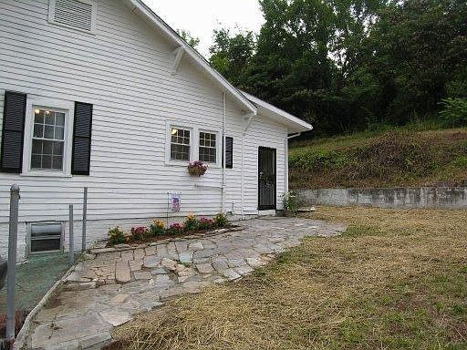 3rd image of 3933 Ludlow Ave