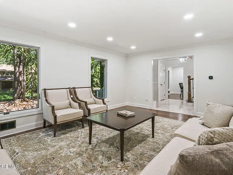 16 Phyllis Pl — Photo 5