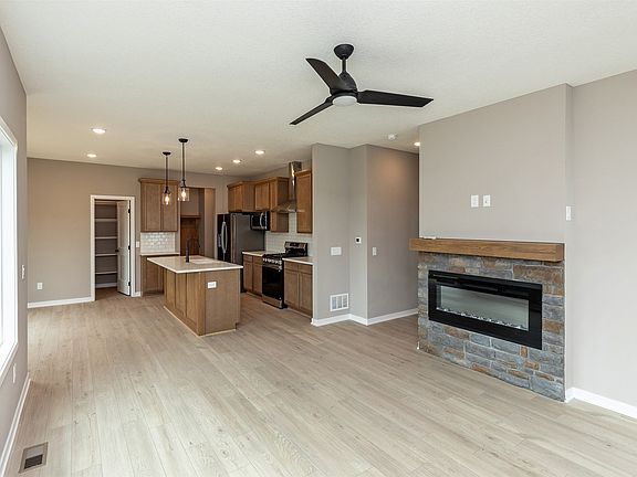 5th image of 400 Napoli Ave