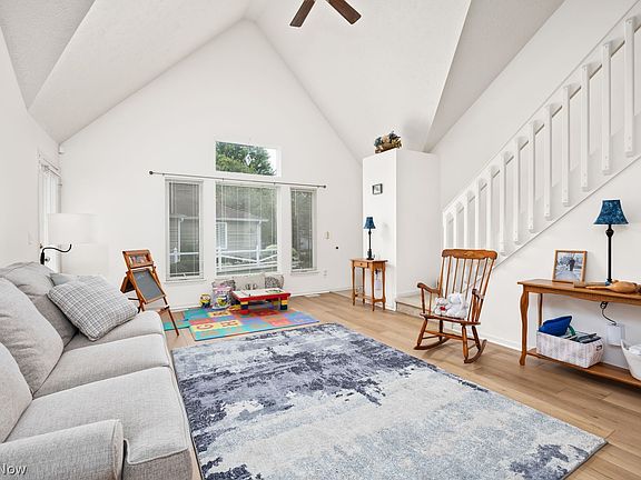 4th image of 560 Queens Ct
