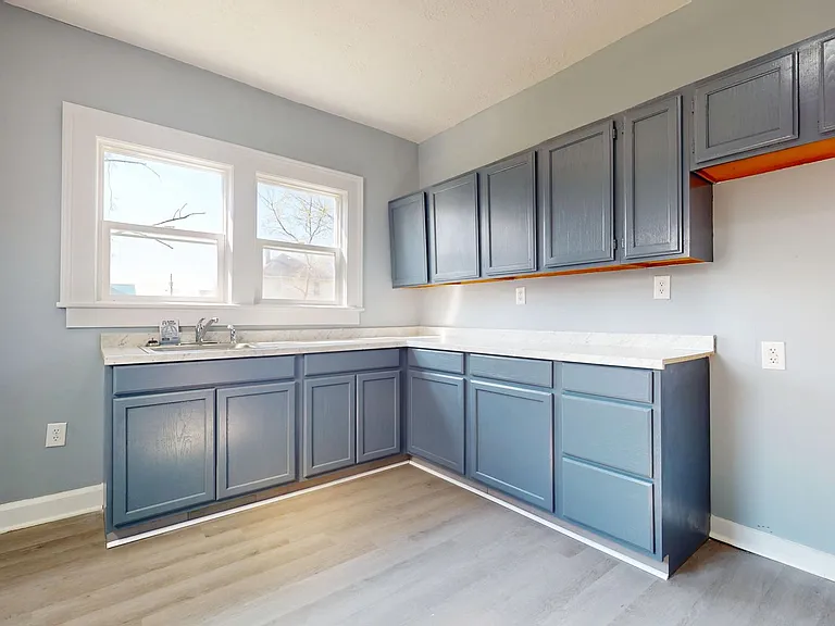 396 Grace St — Photo 4