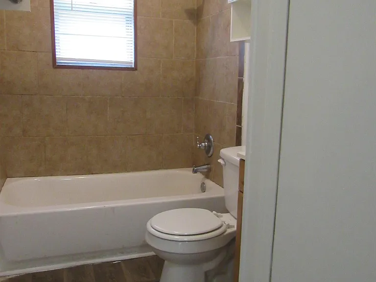 613 Hamburg St — Photo 7
