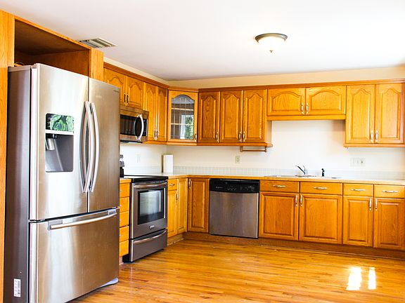Huge Kitchen w/ Stainless
