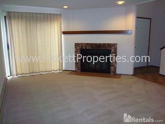 4th image of 805 NW Huckle Dr Unit B