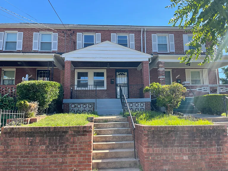 2203 U Pl SE — Photo 1