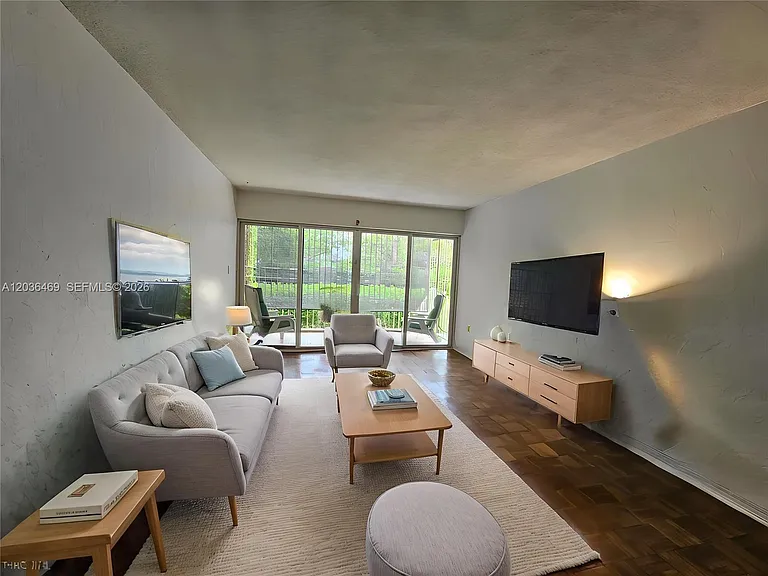 520 NE 38th St #12 — Photo 4