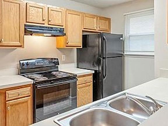 4th image of 4020 N Davis St