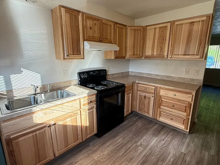 453-132 Stoneway Apartments — Photo 3