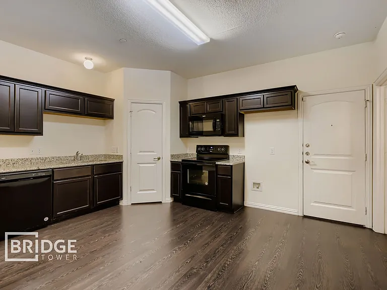 1317 Lake Crest Ln — Photo 3