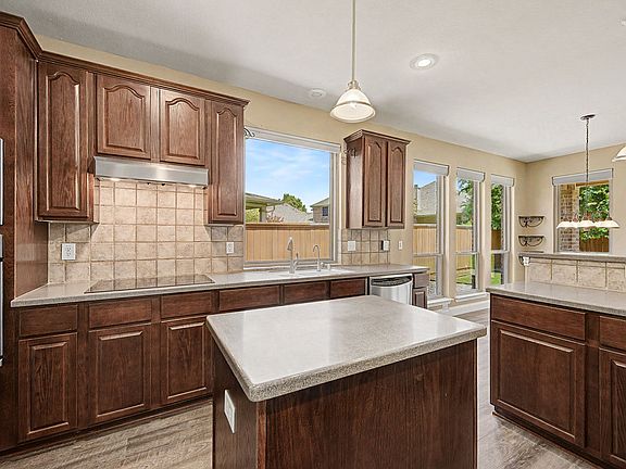 5th image of 518 Collins Ln