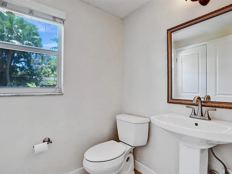 2802 NE 15th Ave — Photo 15