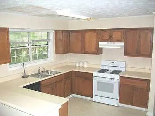 2090 Hollywood Dr — Photo 6