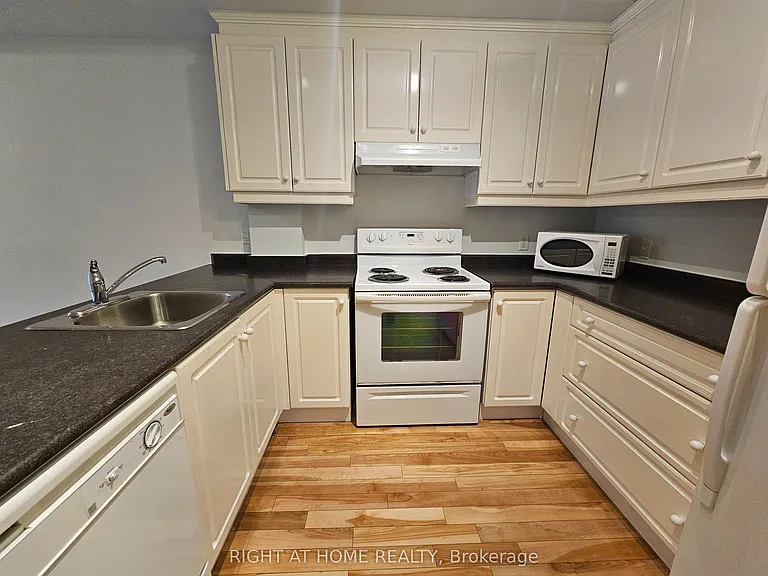 648A Yonge St #203 — Photo 2