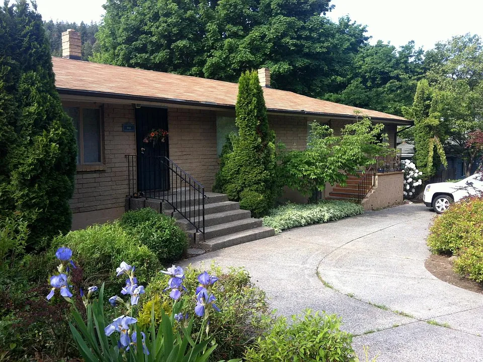 810 E Bancroft Ave