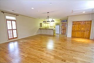 4th image of 2477 Fox Hill Dr
