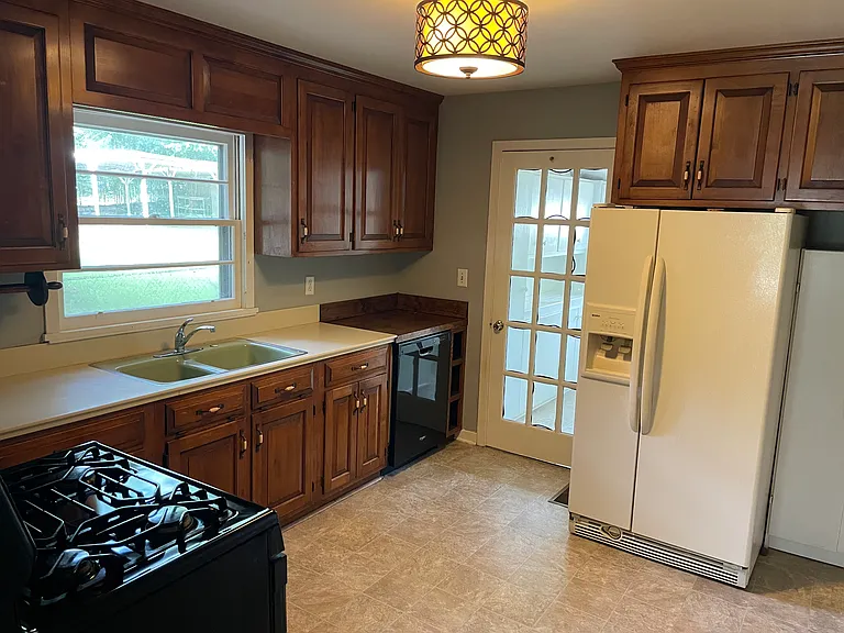 135 Edwards Cir — Photo 10