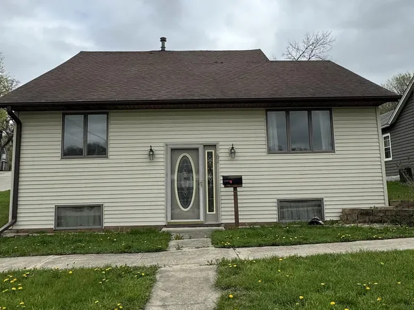 902 River St, Decorah, IA 52101