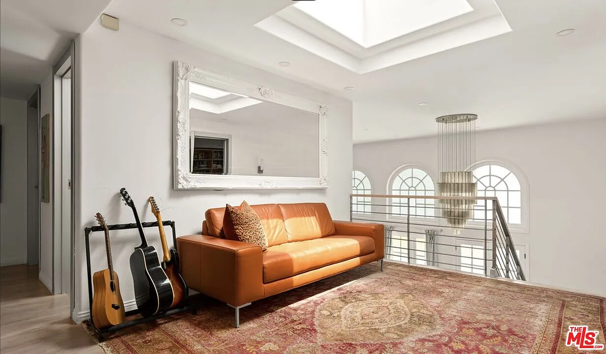 6 bed, 5.0 bath, 5080 sqft, $25,000 — Photo 4