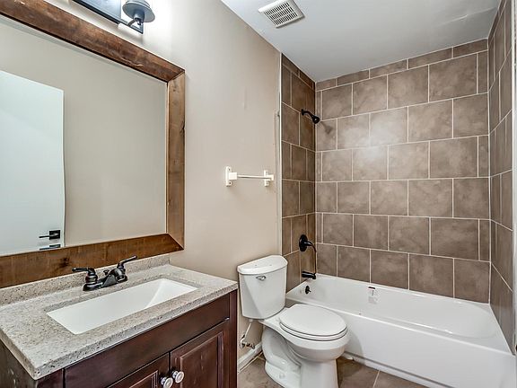 3rd image of 2408 Woodale Ln