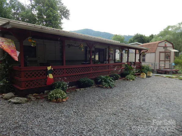 90 Park Pl, Maggie Valley, NC 28751