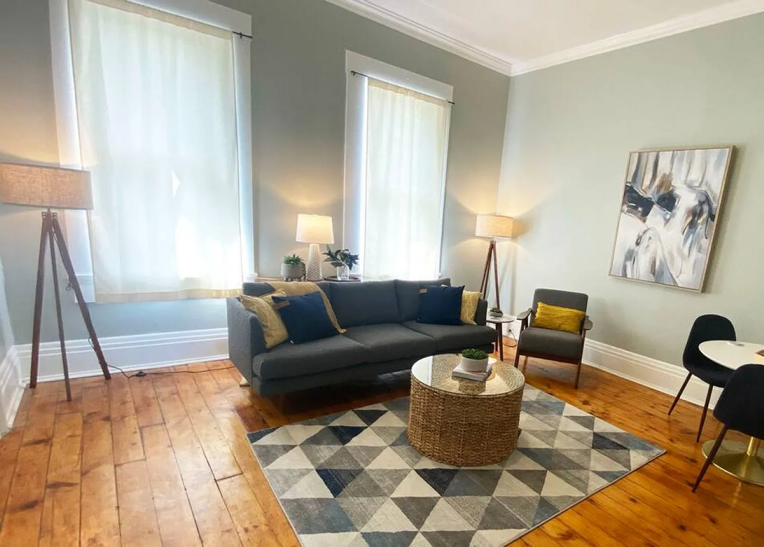 1 bed, 1.0 bath, 710 sqft, $2,011 — Photo 2