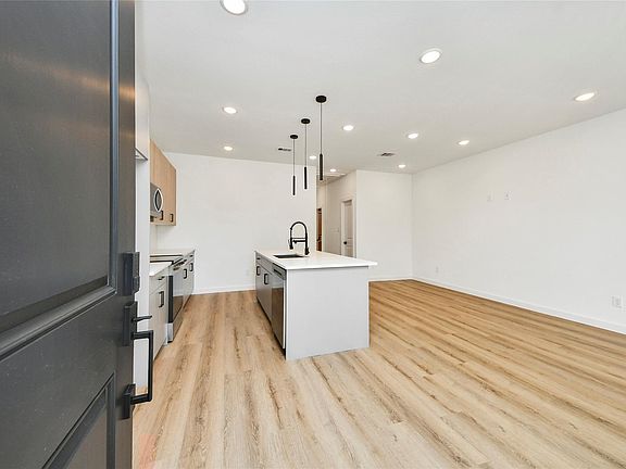 5th image of 5201 Fairchild St #B