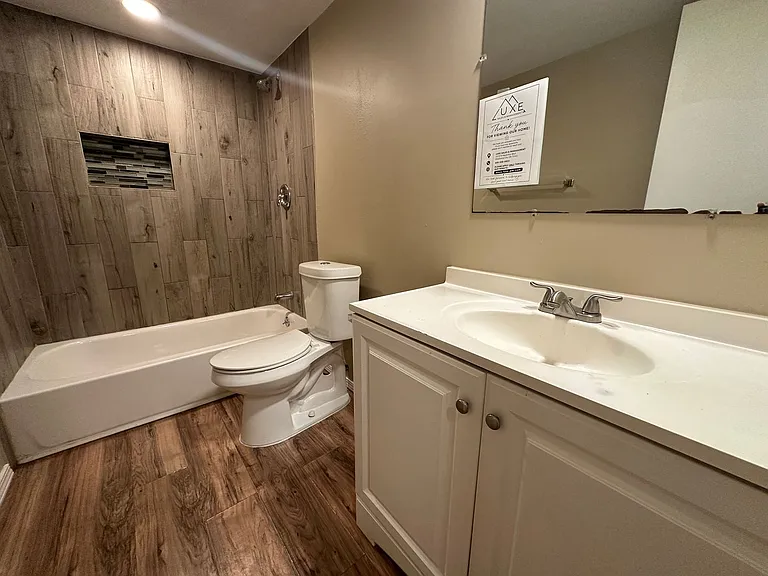 6032 Nw Expy #D — Photo 13