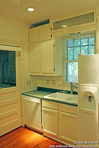 3 bed, 1.0 bath, 1120 sqft, $1,550 — Photo 4