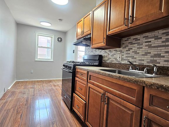 3rd image of 5828 Oxford Ave