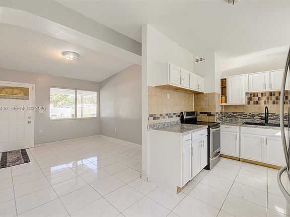 5th image of 3510 SW 39th St #1