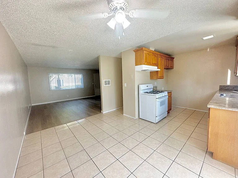 Huntington Clay Apartments — Photo 8