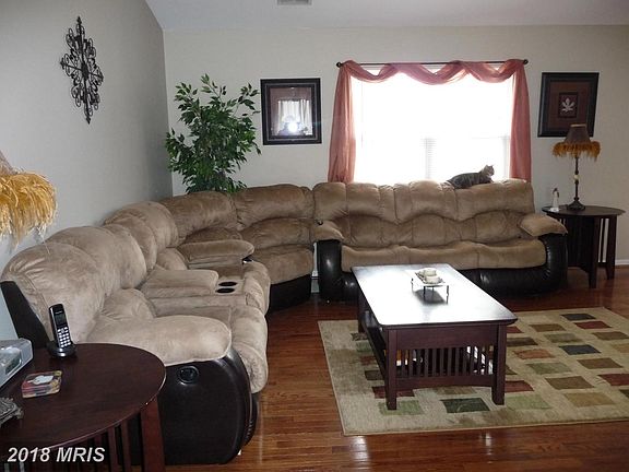 3rd image of 811 Dixon Dr