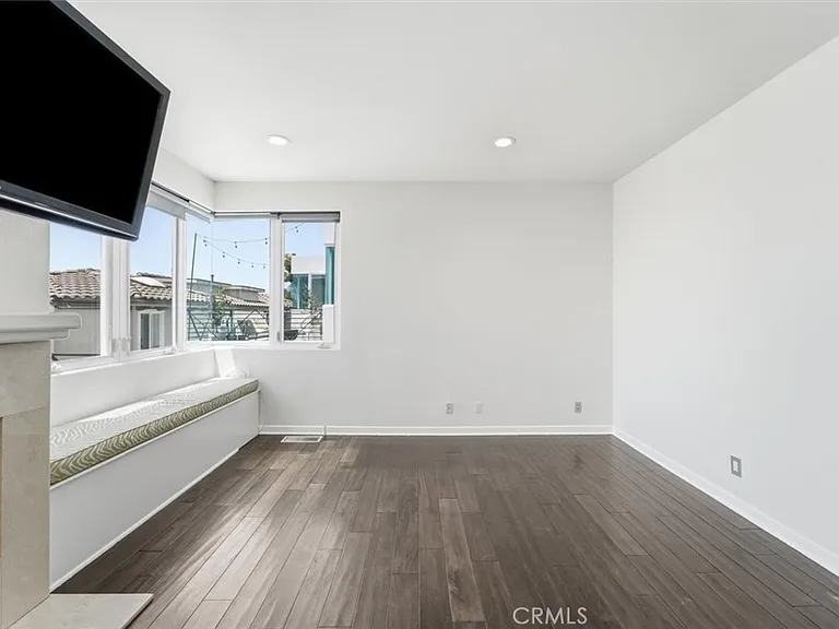 935 1st St #B — Photo 17