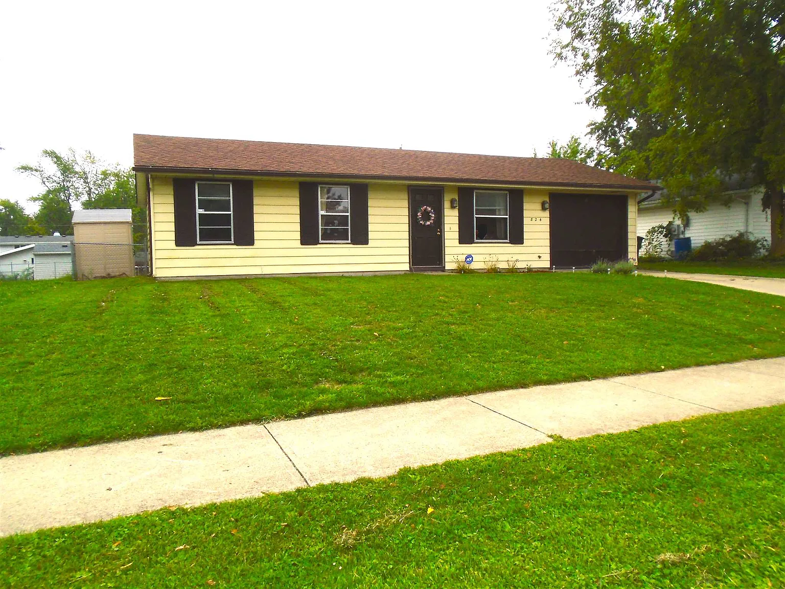 824 Larch Ln photo 1