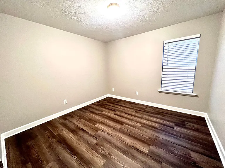 702 Wickham Dr — Photo 30