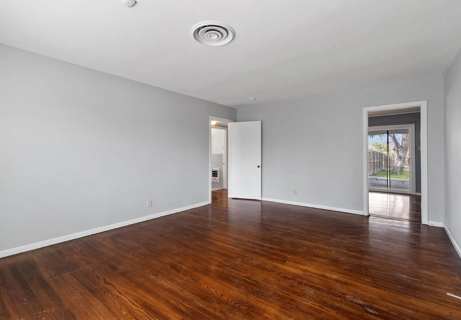 3 bed, 2.0 bath, 1913 sqft, $1,950 — Photo 2