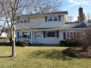 63 S Beck Rd, Lindenhurst, IL 60046