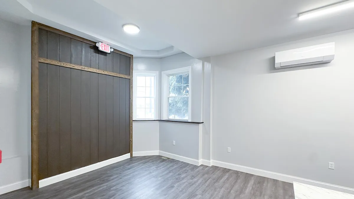 Building Photo - 426 W Broad St #1B