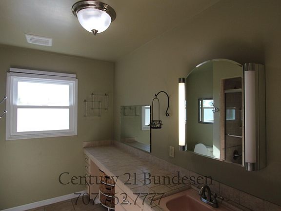 3rd image of 1028 Country Club Dr