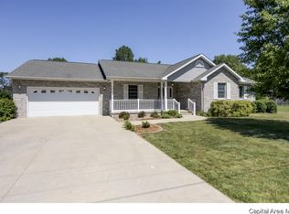 410 S Oak St, Raymond, IL 62560