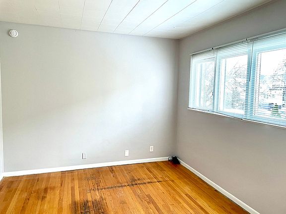 3rd image of 323 Prospect Ave NE APT 4