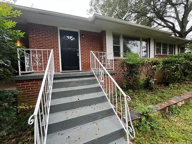 1381 Oakview Cir — Photo 1