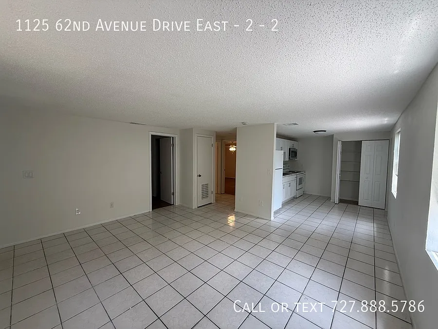 Spacious 2BR Duplex in Bradenton Move-In Ready — Photo 3