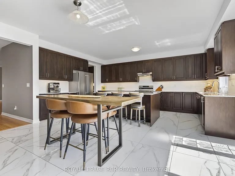375 Russell St — Photo 5
