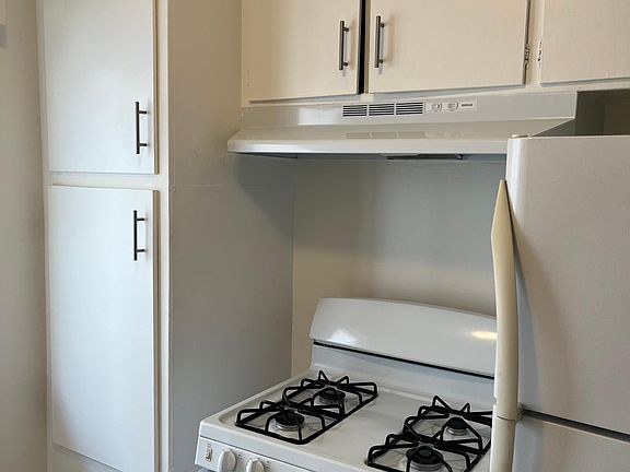 5th image of 911 S Sherbourne Dr #4
