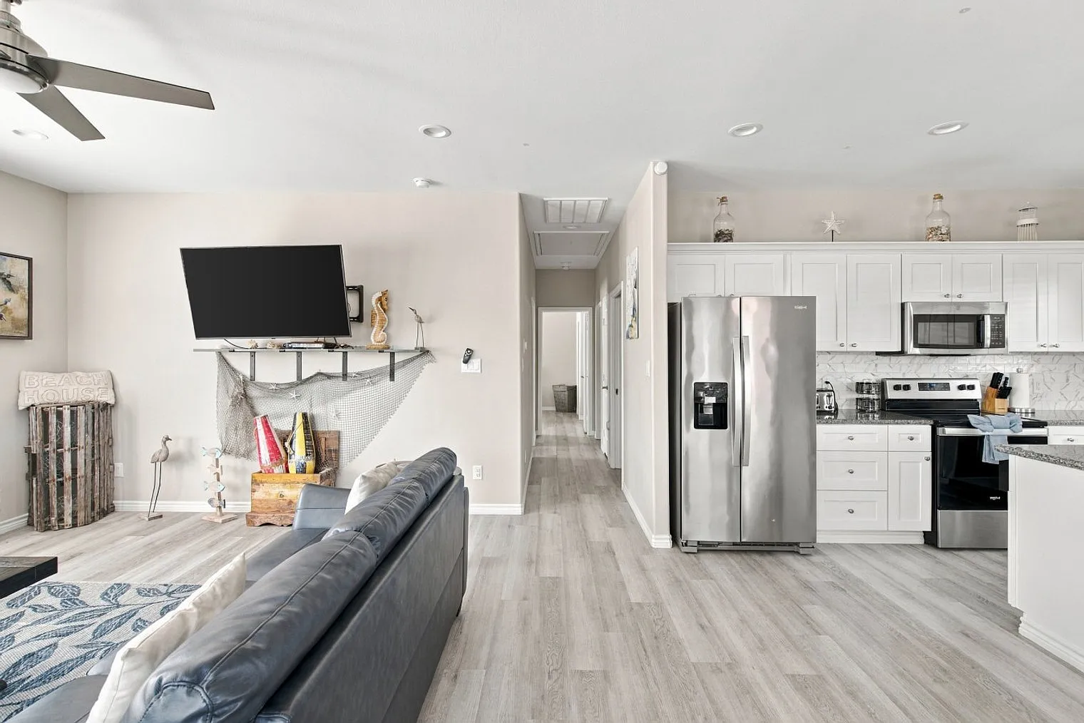 3 bed, 2.0 bath, 1259 sqft, $3,020 — Photo 2