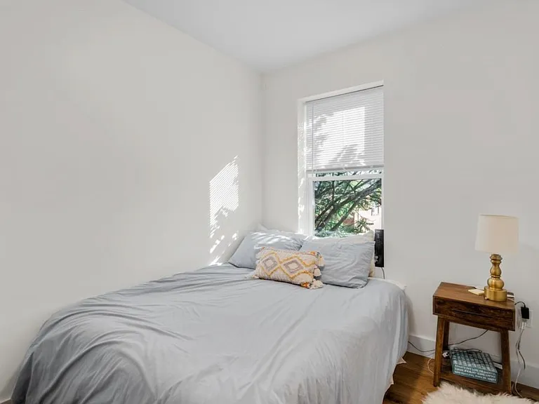 211 W 9th St #3 — Photo 4